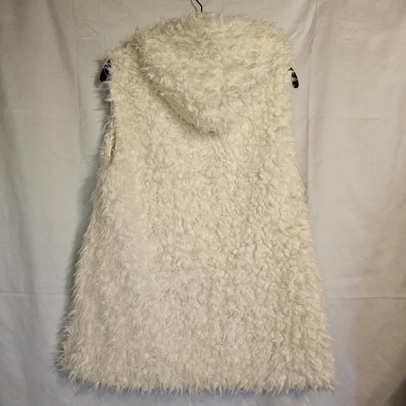 Coco and Carmen faux fur hooded vest - Picture 7 of 8